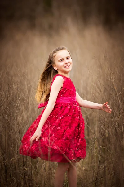 Twirling kırmızı elbiseli kız