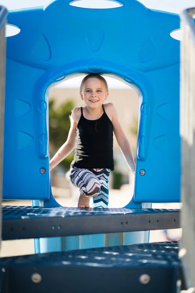 Ragazza Sorridente Sul Parco Giochi Equiment — Foto Stock