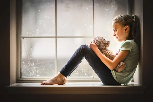 Meisje Zit Bij Raam Met Teddybeer — Stockfoto