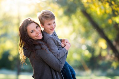 Anne ve oğlu gülümseyen