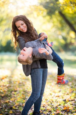Anne oğlu ile oynama