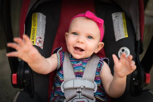 Bambino nel seggiolino auto — Foto Stock