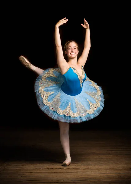 Όμορφη Χαμογελαστή Μπαλαρίνα Κορίτσι Που Χορεύει — Φωτογραφία Αρχείου