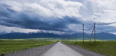 Yolda dağlara valley