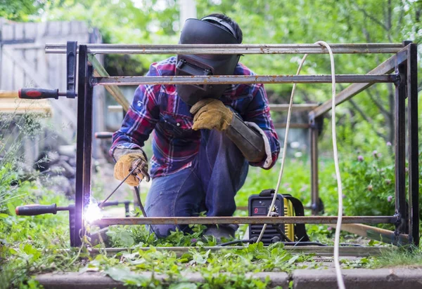 Homem Uma Máscara Protetora Soldagem Construção Metal Fora Dia Verão — Fotografia de Stock