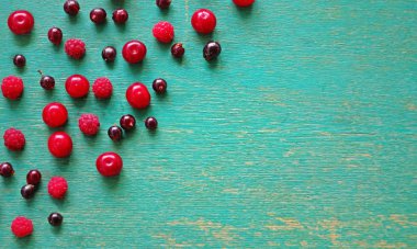 Mavi ahşap arka plan üzerinde olgun çilek