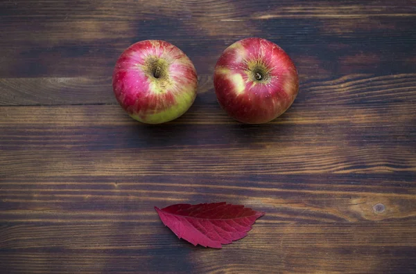 Dos Manzanas Rojas Hoja Otoño Sobre Fondo Madera — Foto de Stock