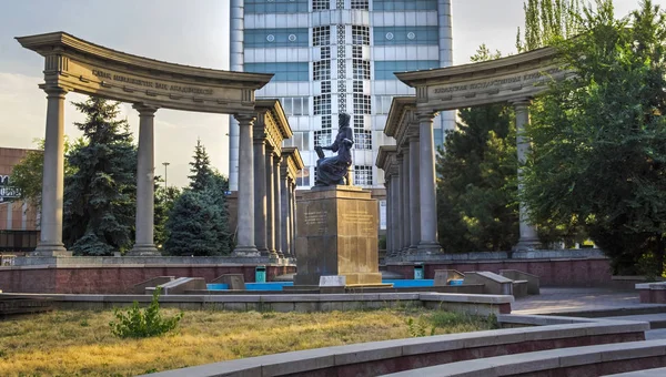 앙상블 광장의 테미스 기념물의 알마티 카자흐스탄 — 스톡 사진