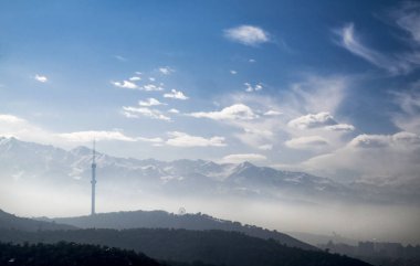 Üst kısmındaki Kok Tobe dağ, Almatı, Kazakistan Almatı kuleye bakış