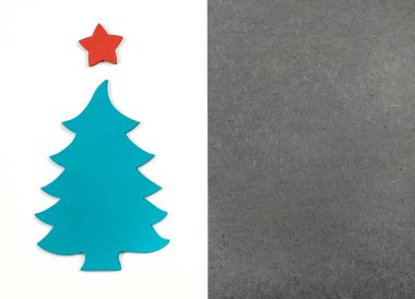 Beyaz arka plan, yarı gri arka plan üzerinde küçük ahşap Noel ağacı. Düz yatıyordu. Uzay kopyalayın. Üstten görünüm.