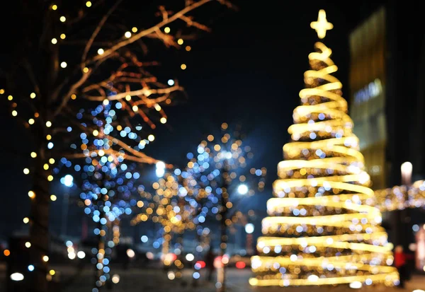 Рождественский фон с золотыми и голубыми огнями — стоковое фото