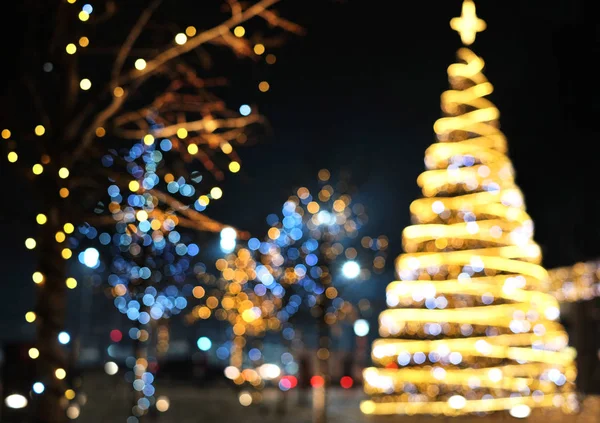 Fondo de decoración navideña con luces doradas y azules brillantes — Foto de Stock