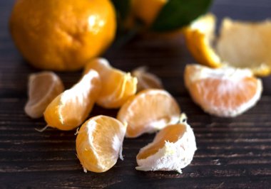 ahşap arka plan üzerinde taze olgun tangarines.