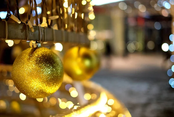 Fondo de decoración de Navidad con luces doradas que brillan . —  Fotos de Stock