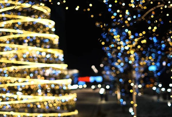 Kerstmis decoratie achtergrond met gouden en blauwe lichten gloeien — Stockfoto