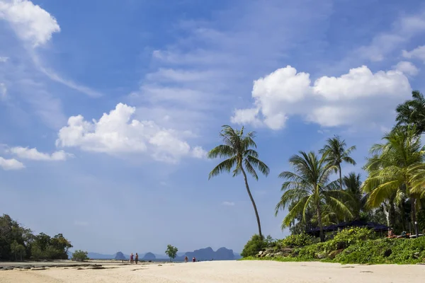 Beautiful exotic beach in Krabi Province, Thailand — Stock Photo, Image