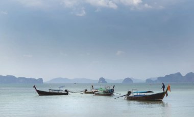 Krabi il güzel sahilde Tay geleneksel ahşap tekneler. Tayland.