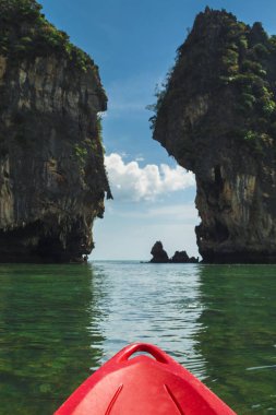 Kayak ve güzel görünüm için kayalar denizin Krabi, Tayland