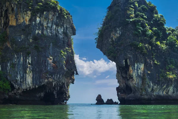 Beautiful view to the rocks in the sea in Krabi, Thailand — Stock Photo, Image