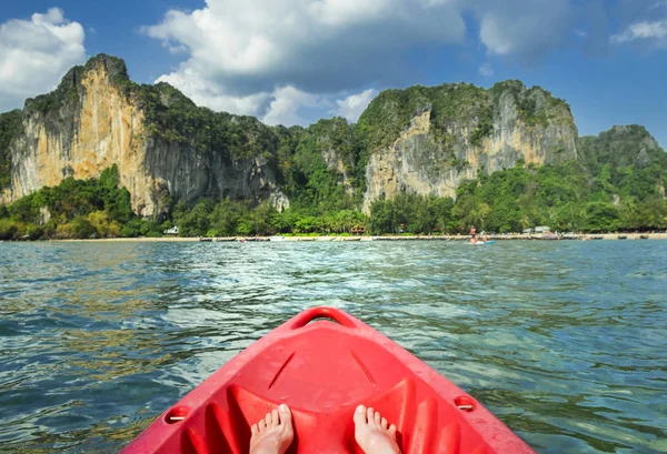 Kayaking and beautiful view to the rocks in the sea in Krabi, Thailand — Stock Photo, Image