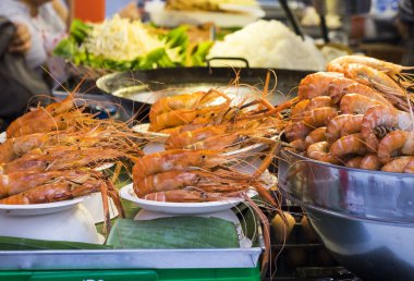 Tayland sokakta geleneksel deniz ürünleri