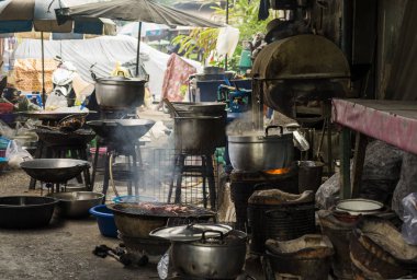 Bangkok, Tayland sokakta pişirme işlemi