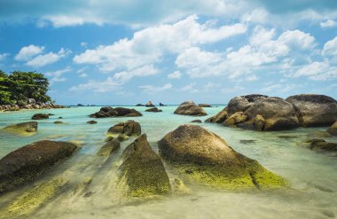 Tayland turkuaz su ile güzel plajda büyük taşlar