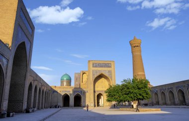 Po-i-Kalyan kompleksi 'nin bir parçası olan Kalyan Camii 'nin iç bahçesinde, Bukhara, Özbekistan