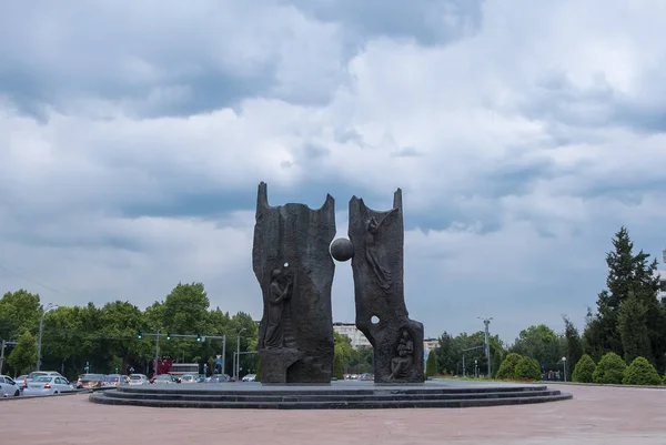 Complesso architettonico e scultoreo "Cosmos" sulla piazza dei Cosmonauti Tashkent, Uzbekistan — Foto Stock