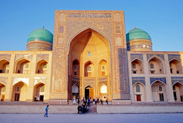 Buhara, Özbekistan - 30 Nisan 2019 - Poi Kalan - Kalan minaresinin çevresinde bulunan İslami dini kompleks.