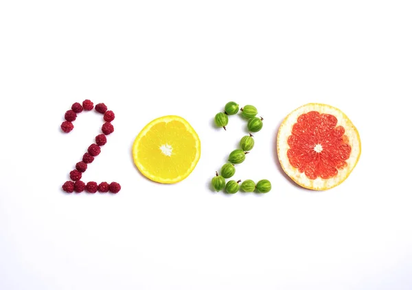 Nuevo año 2020 hecho de frutas y bayas sobre el fondo blanco . —  Fotos de Stock