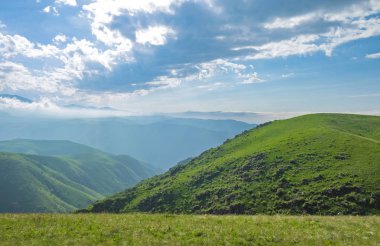 Şaşırtıcı yaz manzara, yeşil tepeler ve güzel gökyüzüne görünümü