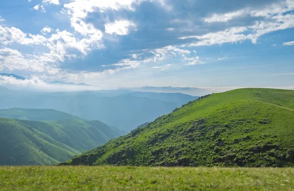 Şaşırtıcı yaz manzara, yeşil tepeler ve güzel gökyüzüne görünümü