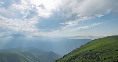 Şaşırtıcı yaz manzara, yeşil tepeler ve güzel gökyüzüne görünümü