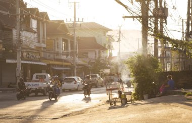 Samui, Tayland - 02 Şubat 2019 - Sabahın erken saatlerinde Samui adasının işlek caddesi