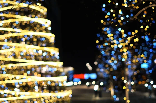 Fondo de decoración navideña con luces doradas y azules brillantes —  Fotos de Stock