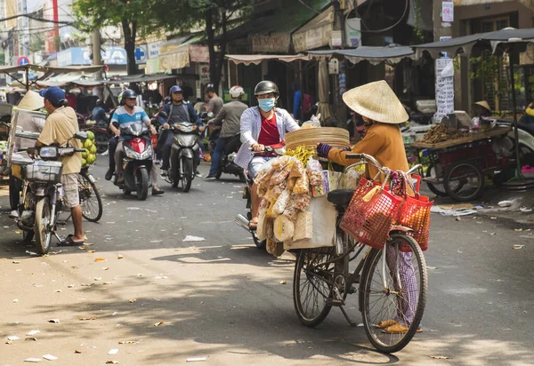 Ho chi minh city, vietnam - 03. Januar 2018 - Verkäuferin auf dem Fahrrad auf einem Markt in ho chi minh city, vietnam — Stockfoto