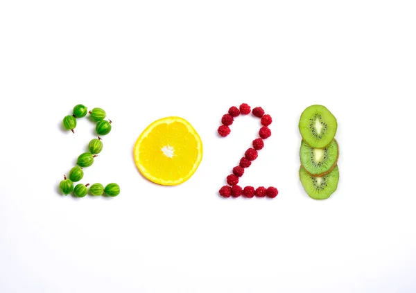 Nuevo año 2021 hecho de frutas y bayas en el fondo blanco, vista superior . —  Fotos de Stock