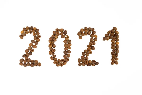 Nuevo año 2021 hecho de granos de café sobre el fondo blanco —  Fotos de Stock