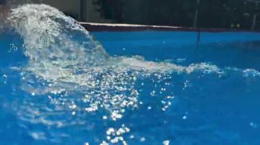 Yüzme havuzunu gün ışığında temiz suyla doldurmak..