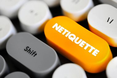 Netiquette, uygun ve nazik çevrimiçi davranışları teşvik eden bir kurallar kümesidir, klavyede metin kavramı düğmesi