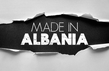 Yırtık kağıt, ALBANIA 'da dertli bir yapıyla yapılan cesur ifadeyi ortaya koyuyor. Üretim kaynağı, üretim, ihracat, ithalat, ticaret, özgünlük, ulusal sanayi ve ürün etiketlemesi için kavramsal görüntü