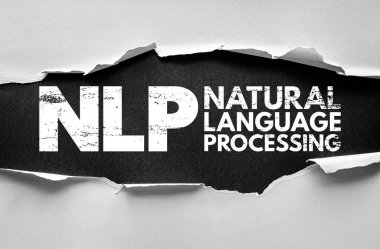 Yırtık kağıt arka planında kalın çatlamış yazı tipi ile NLP Doğal Dil İşleme cümlesi. Makinelerin insan dilini anlamasını ve yorumlamasını sağlayan yapay zeka teknolojisini temsil eder.