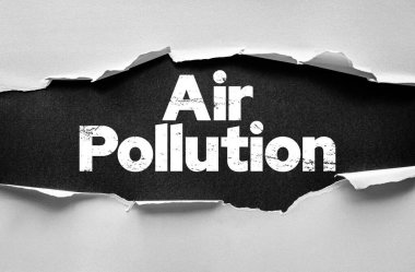 Yırtık kağıt cesur metni Hava Kirliliği, çevre sorunlarını, iklim değişikliğini, duman, zehirli emisyonları, küresel ısınmayı, kentsel zorlukları ve ekolojik farkındalığı sembolize ediyor