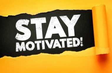 Yırtık kağıt efekti ve cesur, sıkıntılı metin Motivasyonlu kalın! Motivasyon konsepti imajı, hedeflere, başarıya ve kişisel gelişime ulaşmak için sürekli, odaklanmış, enerji ve kararlılığı teşvik eder