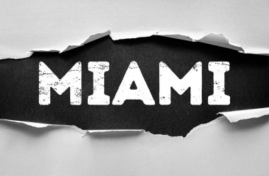 Yırtılmış kağıtlar, MIAMI kelimesinin çarpık harflerle yazıldığını gösteriyor. Seyahat kavramı, ABD, Florida, turizm, varış yeri, kıyı kenti, kentsel yaşam tarzı, kültür ve canlı sıcak nokta