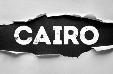 Yırtılmış kağıt, arka planda CAIRO sözcüğünün koyu ve sıkıntılı harflerle olduğunu gösteriyor. Seyahat, turizm, kentsel sanat, şehir markalaşması veya kültürel kimlik temaları için yaratıcı tasarım konsepti