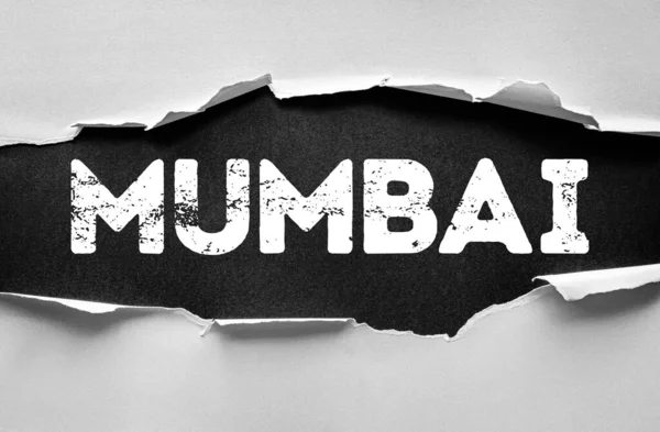 Yırtık kağıt MUMBAI sözcüğünü cesur ve sıkıntılı mektuplarla ortaya koyuyor. Seyahat, Hindistan, hedef, şehir kimliği, kültür, turizm, şehir yaşam tarzı ve metropol merkezi kavramı