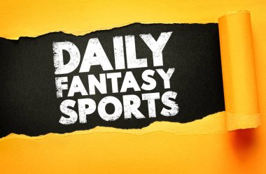 Günlük Fantezi Spor metni yırtık bir kağıtta ortaya çıktı. Cesur sıkıntılı yazı tipi çevrimiçi oyun, rekabet ve stratejiyi, eğlenceyi, yarışmaları ve hayran katılımını simgeliyor