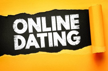 Yırtık bir kağıt arkaplanda çevrimiçi flört metni bulundu. Cesur sıkıntılı yazı tipi dijital ilişkileri, çöpçatanlık ve romantizmi, bağlantıyı, aşkı ve modern iletişimi sembolize eder